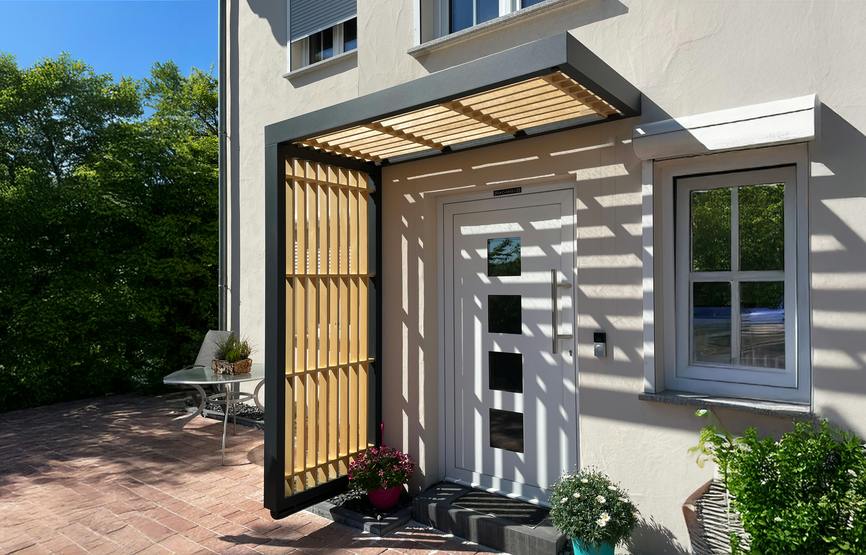 Moderna nadstrešnica za ulazna vrata koja spaja aluminij, drvo i staklo Nadstrešnica za vrata BS Timber s bočnim panelom