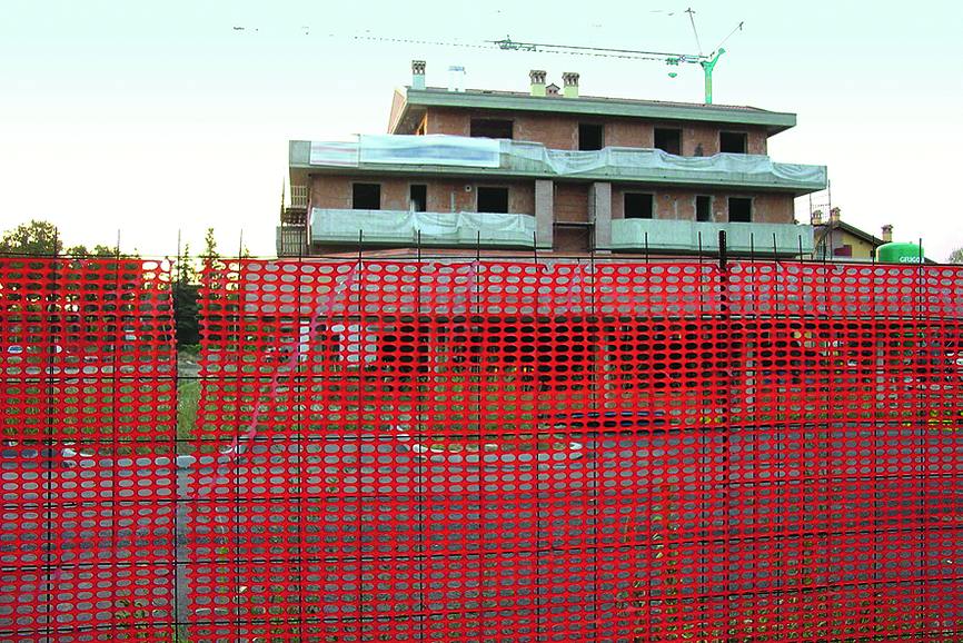 Guttaband HDPE ograda postavljena na gradilištu za označavanje radne zone
