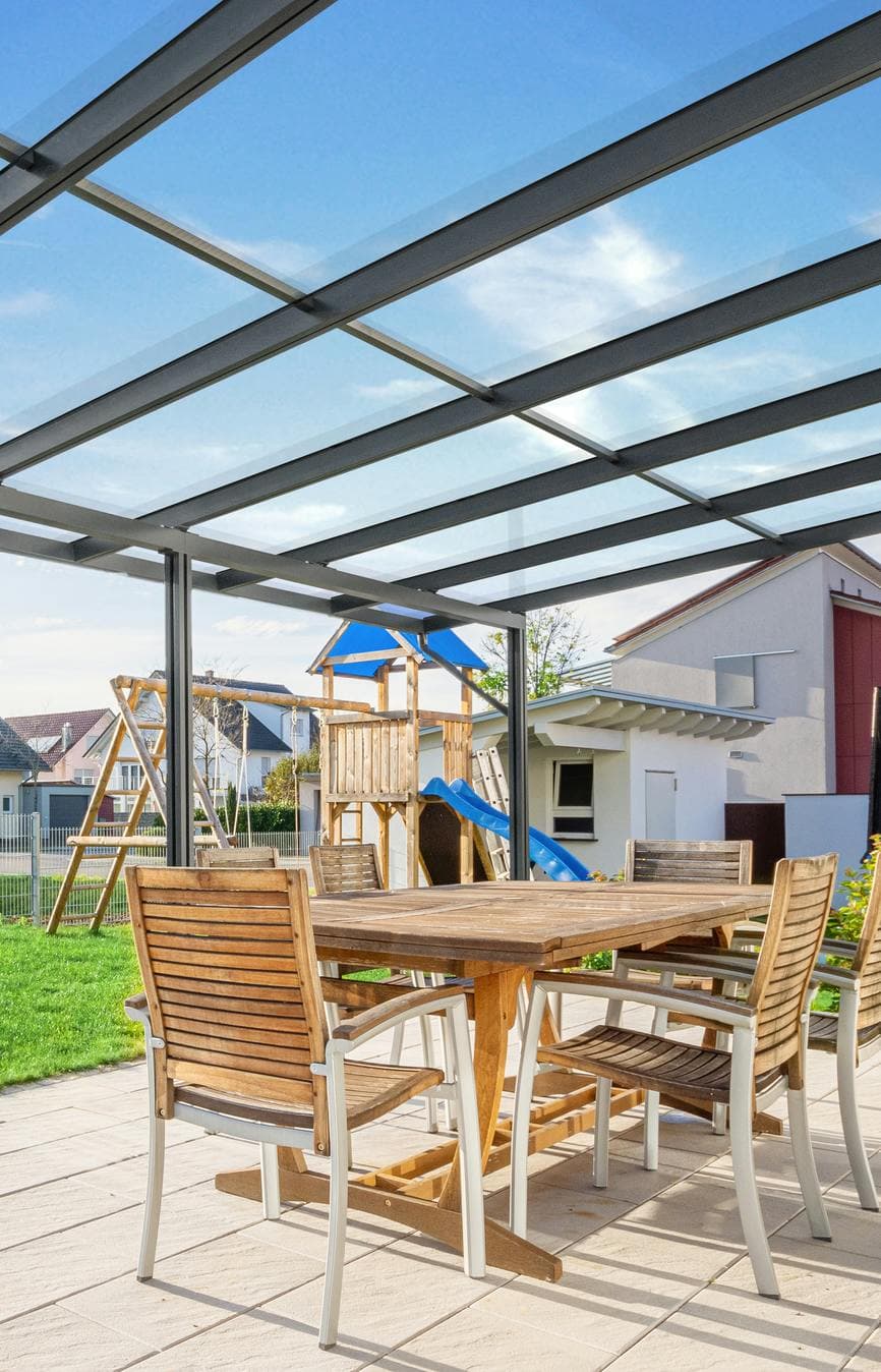 Nadstrešnica od prozirnog akrilnog stakla debljine 10 mm na prostranoj terasi obiteljske kuće