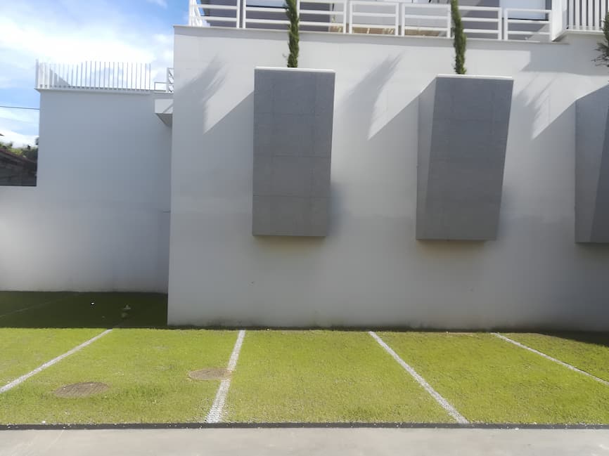 Travna rešetka Guttagarden postavljena na parkiralištu ispred poslovno-stambene zgrade na Žnjanu u Splitu, s tri parkirna mjesta prekrivena travom.