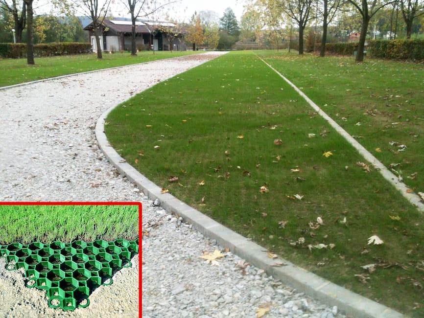 Travna površina u autokampu Slapić u Dugoj Resi, s umetnutim detaljom zelene travne rešetke koja prikazuje strukturu elemenata. Snimljeno u listopadu.