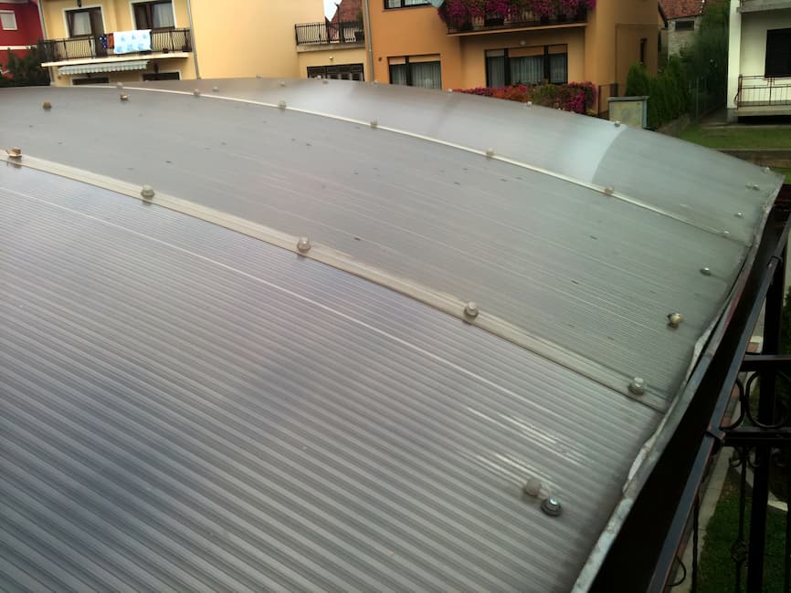 Tehnička ilustracija nadstrešnice s polikarbonatnim pločama koja prikazuje UV oštećenja, kondenzaciju u komorama i oštećenu paropropusnu traku