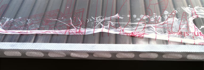 Polikarbonatna leksan ploča s novom paropropusnom i protuprašnom trakom zalijepljenom na rub ploče