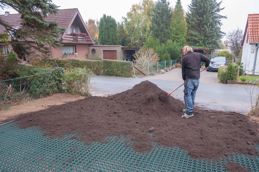 Radnik lopatom raspoređuje mješavinu zemlje za punjenje saća Guttagarden travne rešetke