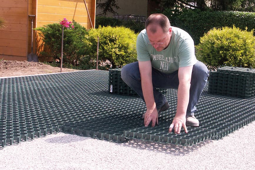 Spajanje Guttagarden travnih rešetki postavljanjem nove rešetke uz već položeni red na pripremljenoj podlozi