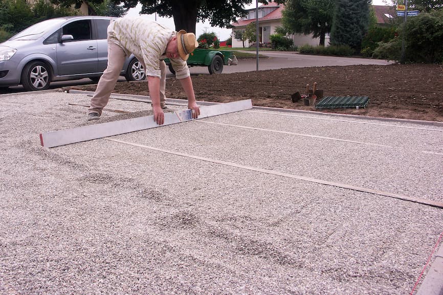 Niveliranje pijeska ravnom letvom prije ugradnje travne rešetke