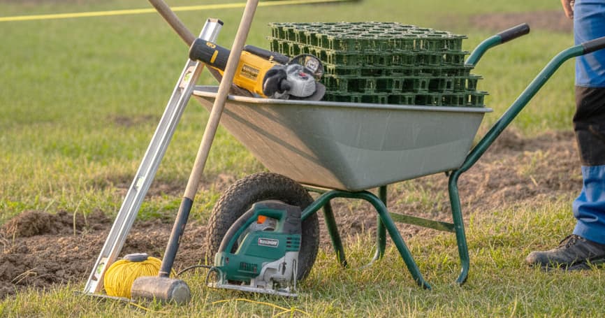 Oprema za ugradnju travne rešetke: lopata, brusilica, ubodna pila, libela, konop i plastične travne rešetke.