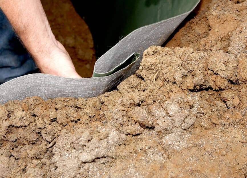 Detaljan prikaz pravilno izvedenog spoja RootBarrier trake u tlu, bez praznina i slabih točaka